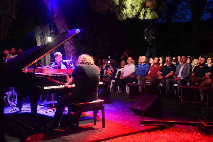 Tarihi Konağın Bahçesinde Piyano Konseri Kulakların Pasını Sildi