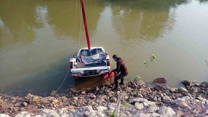 Sakarya Nehri’ne Düşen Kamyonet 3 Gün Sonra Çıkartıldı