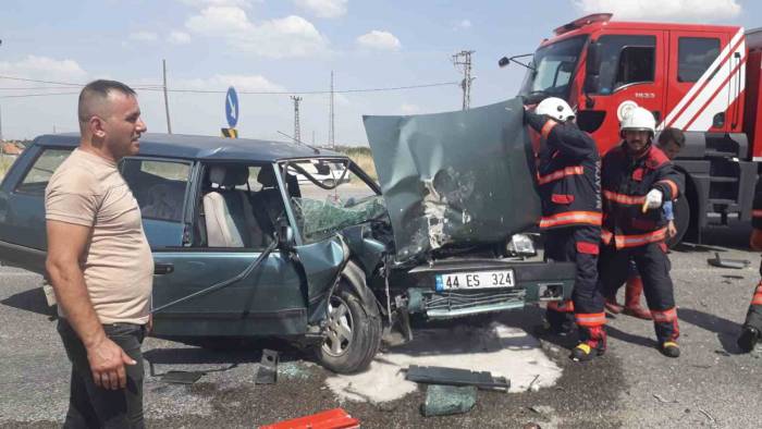 Otomobil İle Hafif Ticari Araç Çarpıştı: 3 Yaralı