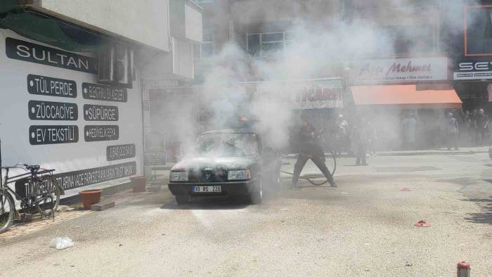 İtfaiyenin Kısa Sürede Müdahalesi Otomobili Küle Dönmekten Kurtardı