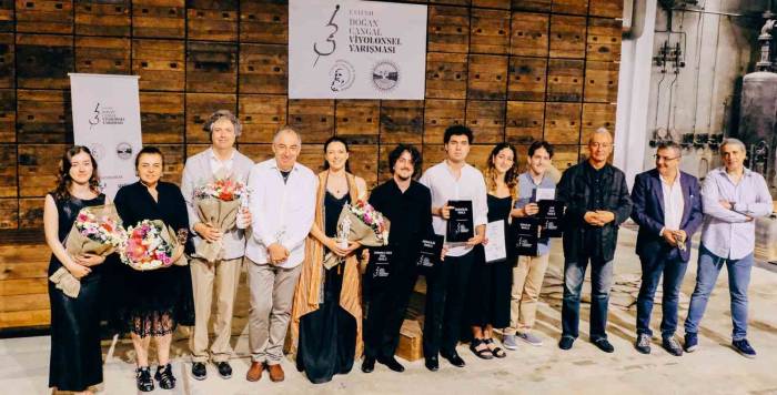 Genç Sanatçılar Ödüllerini Aldı