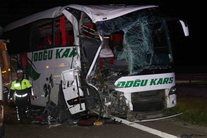 Tem’in Bolu Geçişinde Yolcu Otobüsü İle Tır Çarpıştı: 1’i Ağır 18 Yaralı