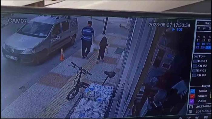 Karşıya Geçmek İsteyen Dede Torun Geri Manevra Yapan Aracın Altında Kaldı