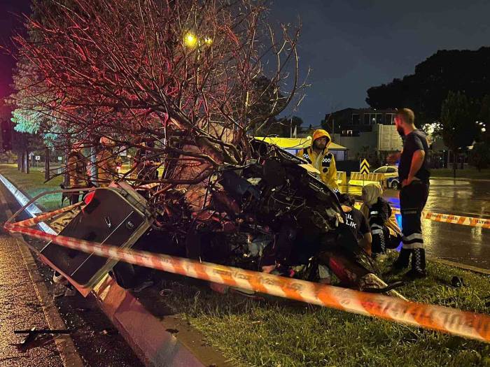 Kartal’da Ağaca Çarpan Araç İkiye Bölündü: 1 Ölü, 1 Yaralı