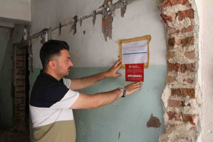 Elazığ’da Depremde Ağır Hasar Alan Binalara ‘ağır Hasarlı’ Etiketi Yapıştırıldı
