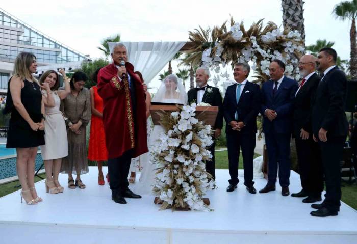 4 Çocuk Ve 7 Torunları Olan Çift Evliliklerinin 50. Yılında Nikah Tazeledi