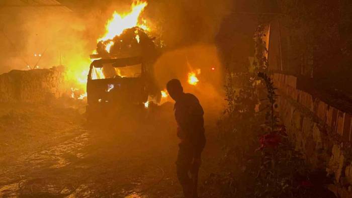 Saman Yüklü Kamyon Alev Alev Yandı