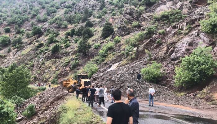 Artvin’de Sağanak Heyelan Ve Su Baskınlarına Neden Oldu