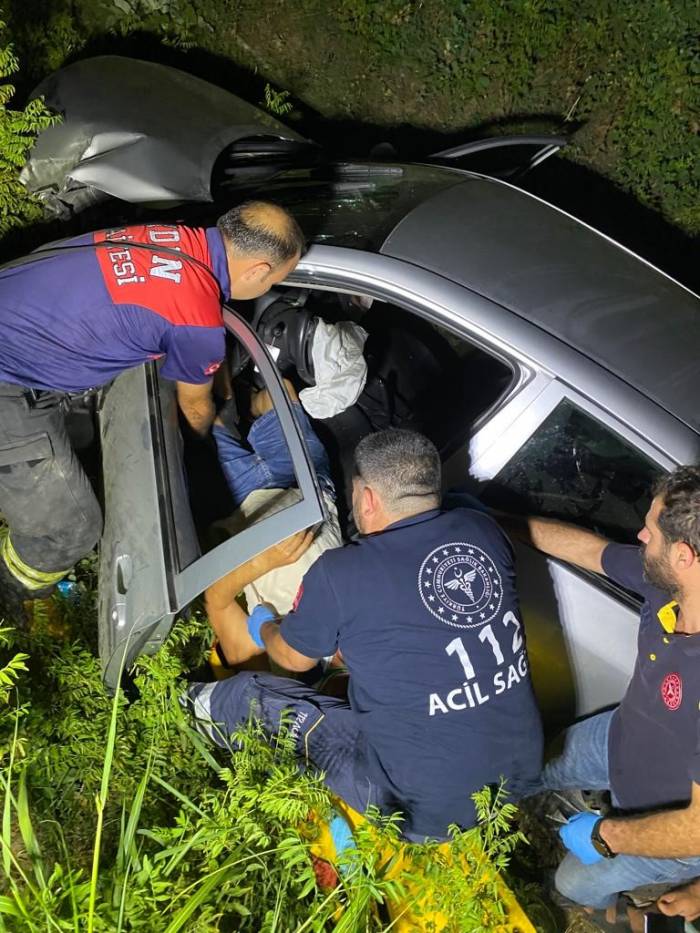 Traktör İle Çarpışan Otomobil Şarampole Uçtu: 6 Yaralı