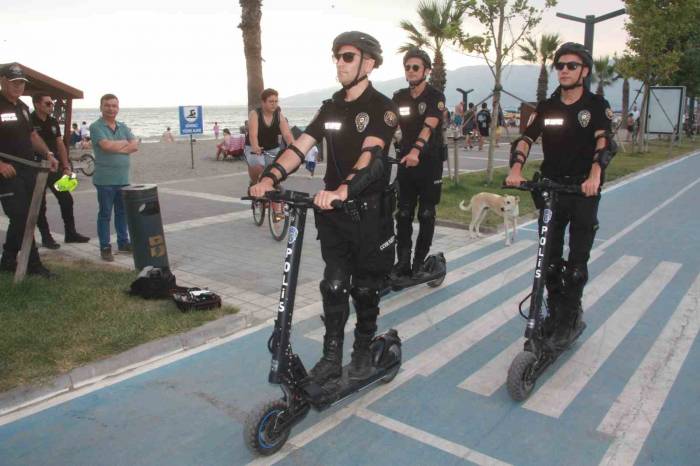 Polisler Sahillerde Scooterla Devriye Geziyor
