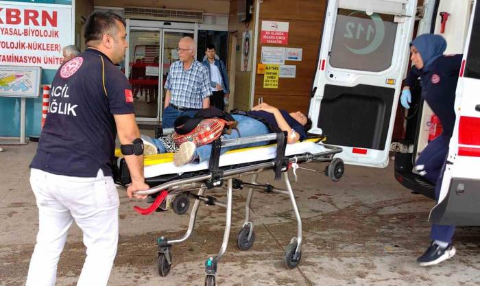 Otomobil İstinat Duvarına Çarptı: 3 Yaralı