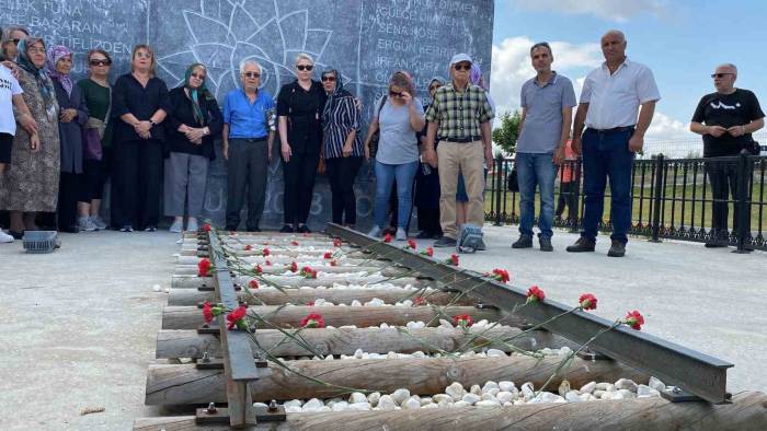 Çorlu’daki Tren Kazasında Ölenler İçin Uzunköprü’de Raylara Karanfil Bırakılarak Anıldı