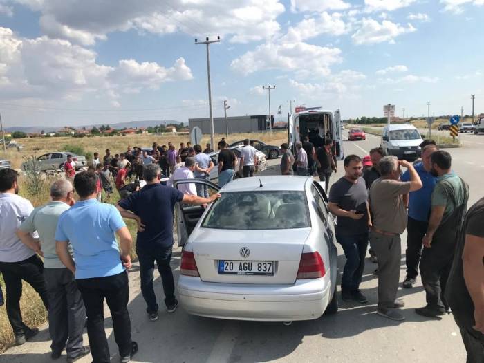 Otomobillerin Kavşakta Çarpıştığı Kazada 3 Kişi Yaralandı