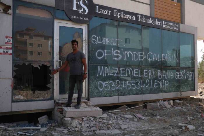 İş Yerini Soyan Hırsıza Sayın Diye Seslendi Malzemelerini Geri İstedi