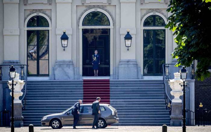 Hollanda’da Koalisyon Hükümeti İstifasını Krala Sundu