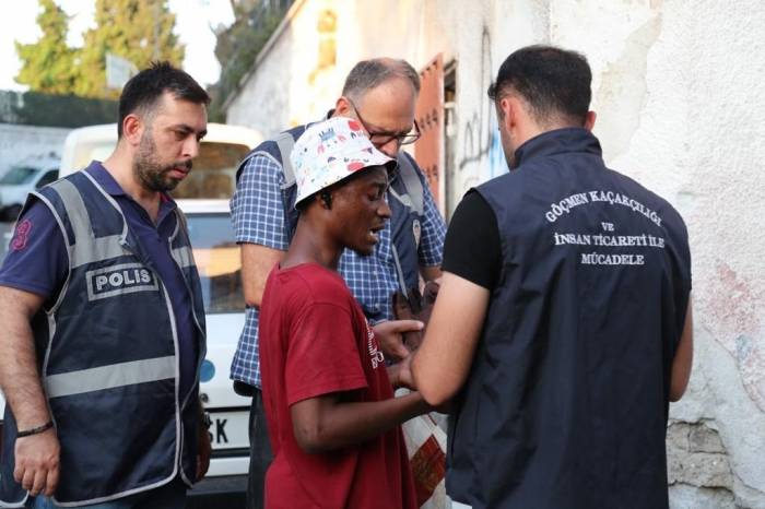 İzmir’de Düzensiz Göçmen Operasyonu