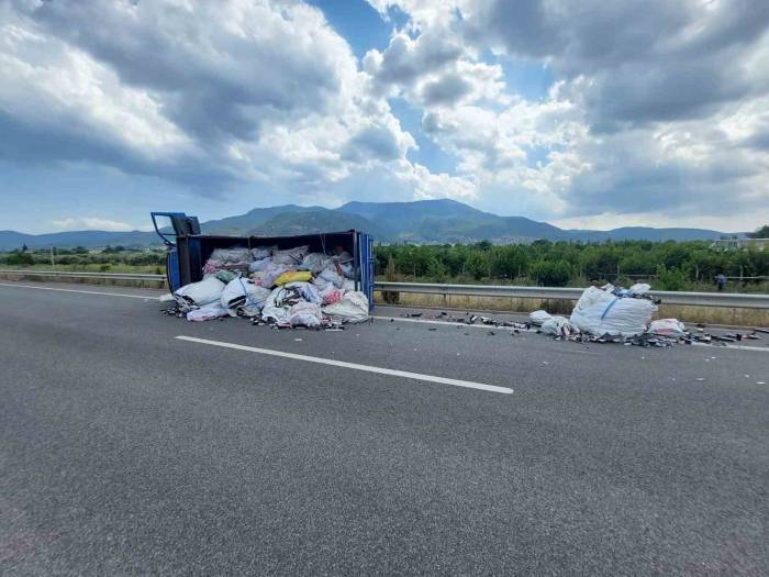 İzmir’de Hurda Yüklü Kamyonet Devrildi: 2 Yaralı