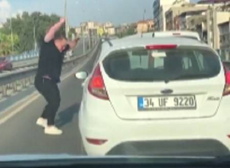 İzmir’de Trafikte Korku Dolu Anlar: Yol Kesip Kadın Sürücünün Aynasını Kırdı