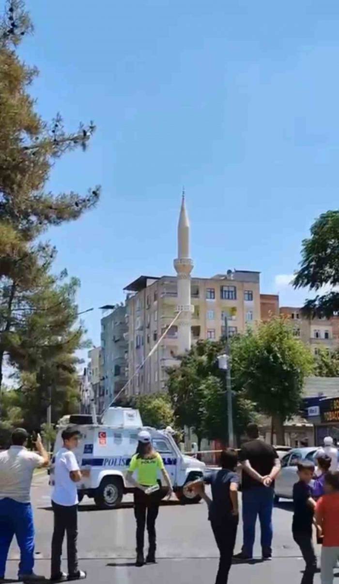 Diyarbakır’da Depremde Hasar Gören Minare Kontrollü Yıkıldı