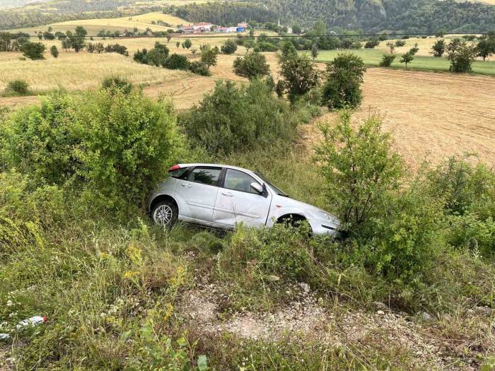 Kırmızı Işıkta Bekleyen Araçlara Çarptı, Ardından Tarlaya Yuvarlandı