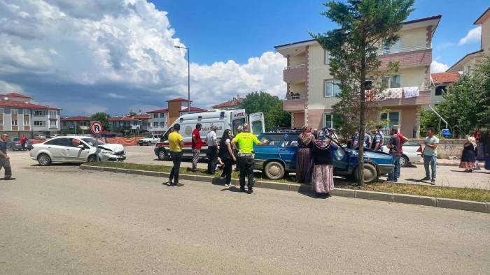 Kastamonu’da İki Otomobil Çarpıştı: 3 Yaralı