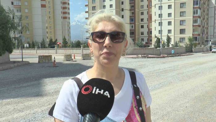 Belediyenin 2 Aydır Sermediği Asfalt Mahalle Halkını İsyan Ettirdi