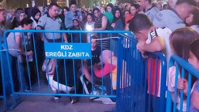 Konserde Fenalık Geçiren Kadın Hastaneye Kaldırıldı