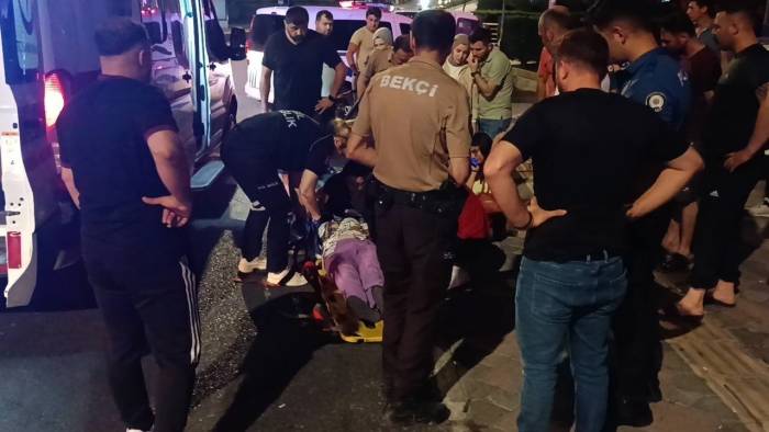 Yolun Karşısına Geçmek İsteyen Kadına Otomobil Çarptı