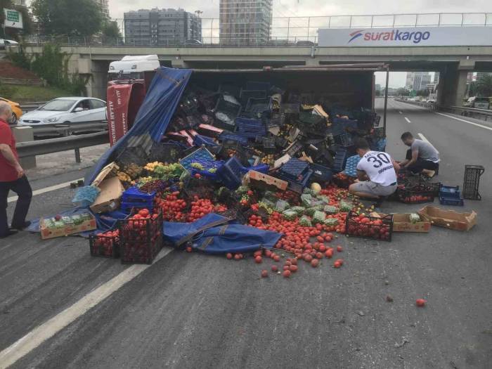 Küçükçekmece’de Sebze Yüklü Kamyon Devrildi: Yüzlerce Kilo Sebze Yola Savruldu
