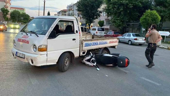 Motosiklet Kamyonet Altına Girdi: Sürücüsü Kazayı Yara Almadan Atlattı