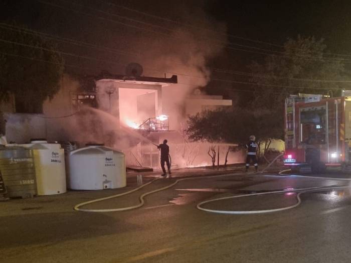 İki Katlı Bina, Alevlere Teslim Oldu