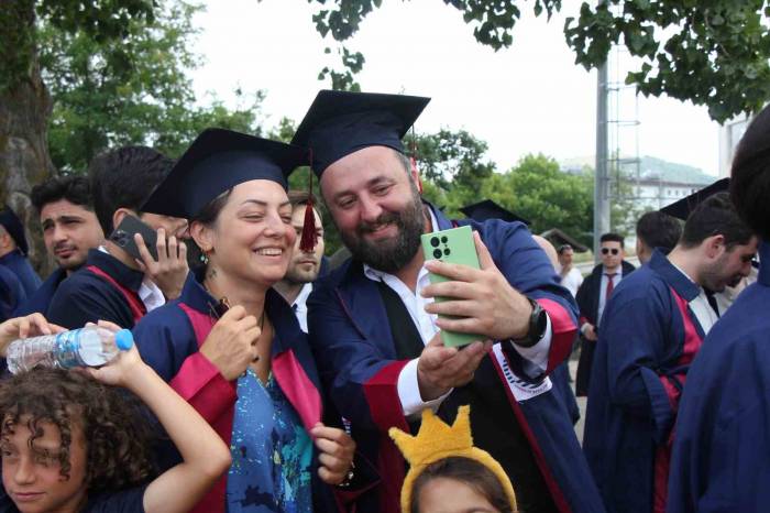 Abla-kardeş Aynı Fakülteden Birlikte Mezun Oldu