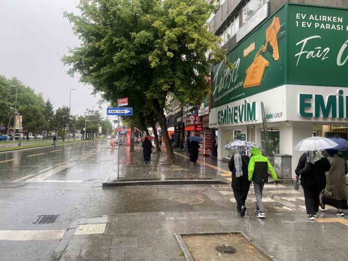 Dere Taştı Mahalle Sular Altında Kaldı