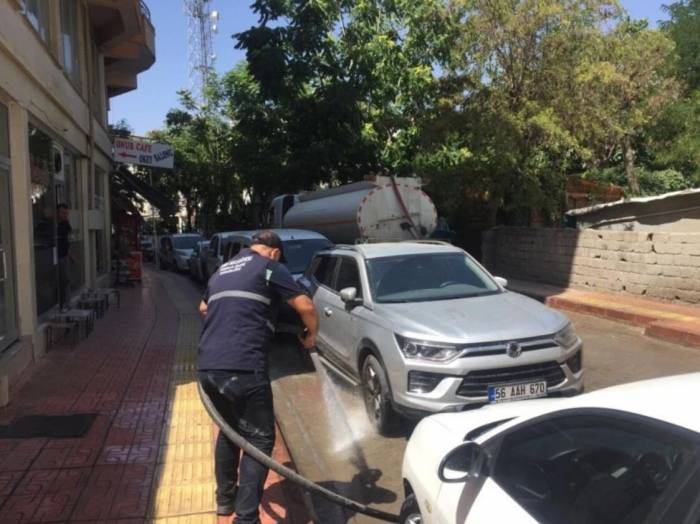 Siirt Belediyesi Kirlenen Caddeleri Yıkamaya Devam Ediyor
