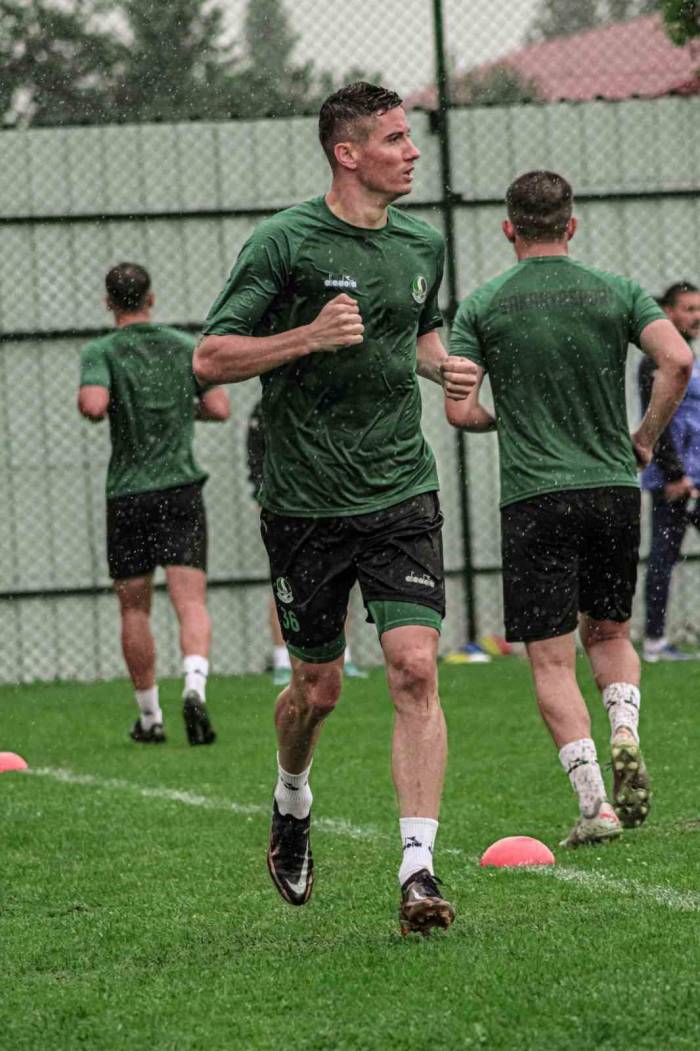 Sakaryaspor, Yeni Sezon Hazırlıklarını Sağanak Yağış Altında Sürdürdü