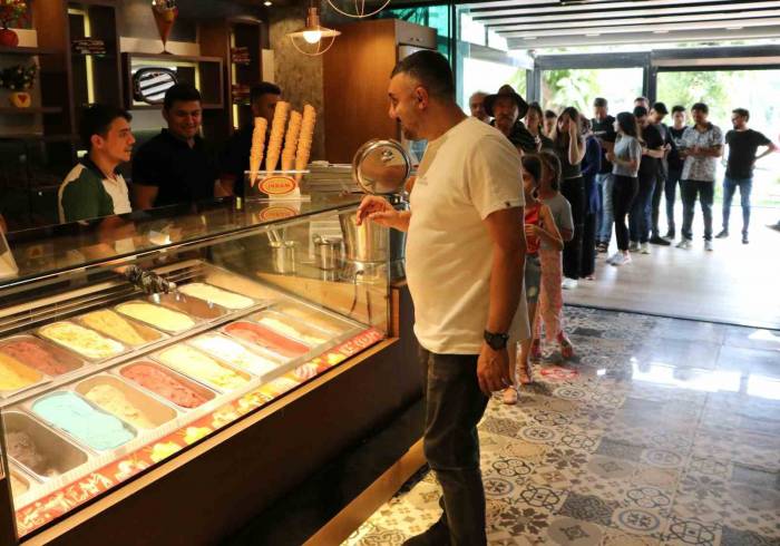 Termometre 44 Dereceyi Buldu, Serinlemek İsteyen Kanala Atladı, Dondurma Yedi