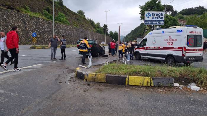 Telefona Bakarken Otomobili İle Düz Yolda Takla Attı: 2 Yaralı