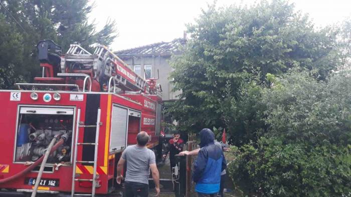 Evin Çatısına Yıldırım Düştü