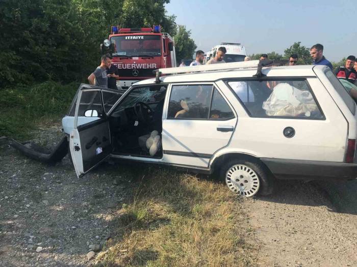 Direksiyon Hakimiyetini Kaybedince Tabelaya Çarptı: 2 Yaralı