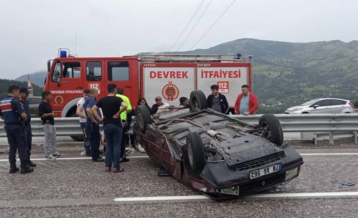 Çarpışan Otomobillerden Biri Ters Döndü: 1’i Bebek 8 Yaralı