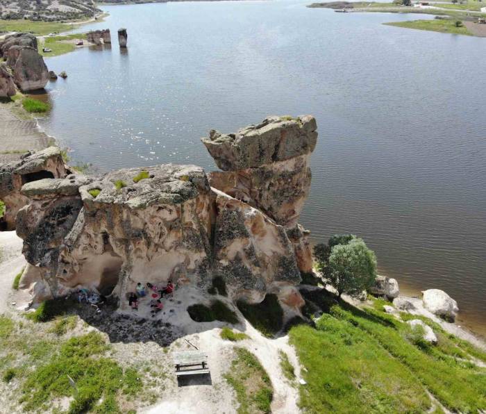 Frig Vadisi’nin Gözdesi ‘emre Gölü’ Bu Yıl Da Turistlerin İlgi Odağı
