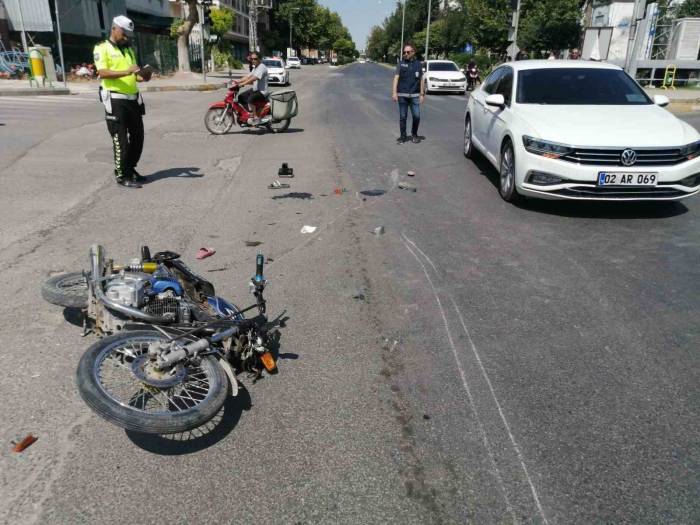 İki Otomobil Bir Motosiklet Çarpıştı: 1’i Ağır 3 Yaralı