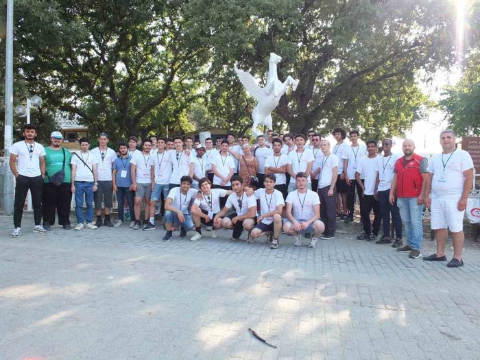 Afyonlu Gençler Edremit Körfezini Çok Sevdi