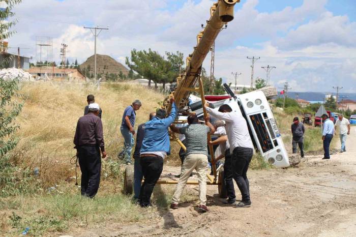 Amasyalı Çiftçilerden Örnek Dayanışma: Yola Dökülen Bir Tır Dolusu Arpayı Topladılar