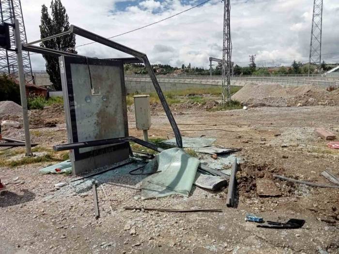 Kontrolden Çıkan Yolcu Otobüsü Durağa Daldı: 4 Yaralı