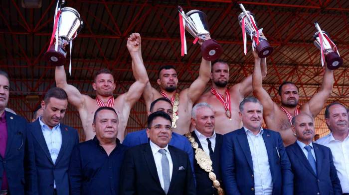 Başpehlivanlara Ödülünü Bakan Aşkın Bak Verdi