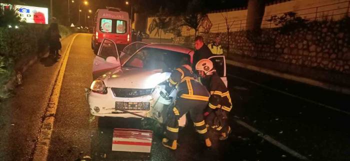 Bilecik’te Otomobil Aydınlatma Direğine Çarptı: 5 Yaralı