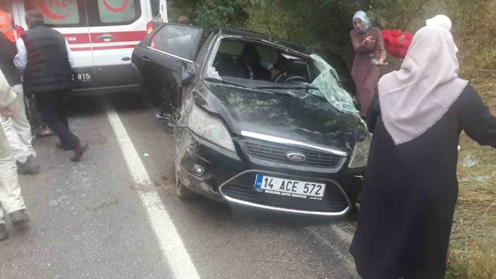 Yağmur Sebebiyle Kontrolden Çıkan Otomobil Şarampole Devrildi: 2 Yaralı