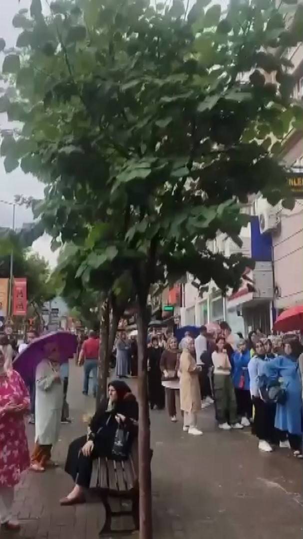 Bursa’da Alışveriş Çılgınlığı: Sağanak Yağışa Aldırmadan Sıraya Girdiler