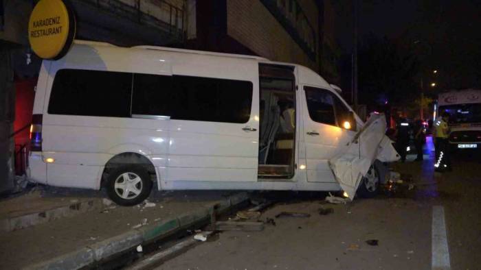 Sürücünün Kontrolünü Kaybettiği Servis Minibüsü Kaza Yaptı: 1 Ölü, 4 Yaralı